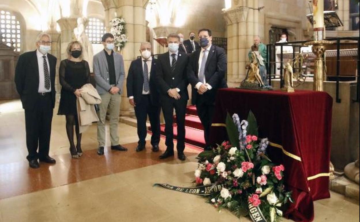 Juan Carlos Díaz, Concepción Alonso, Jorge Mateos, Raúl Nistal, Juan Pablo Regadera y José María Fernández, en la iglesia de San Pedro ante las imágenes de la Virgen del Camino y San Froilán.