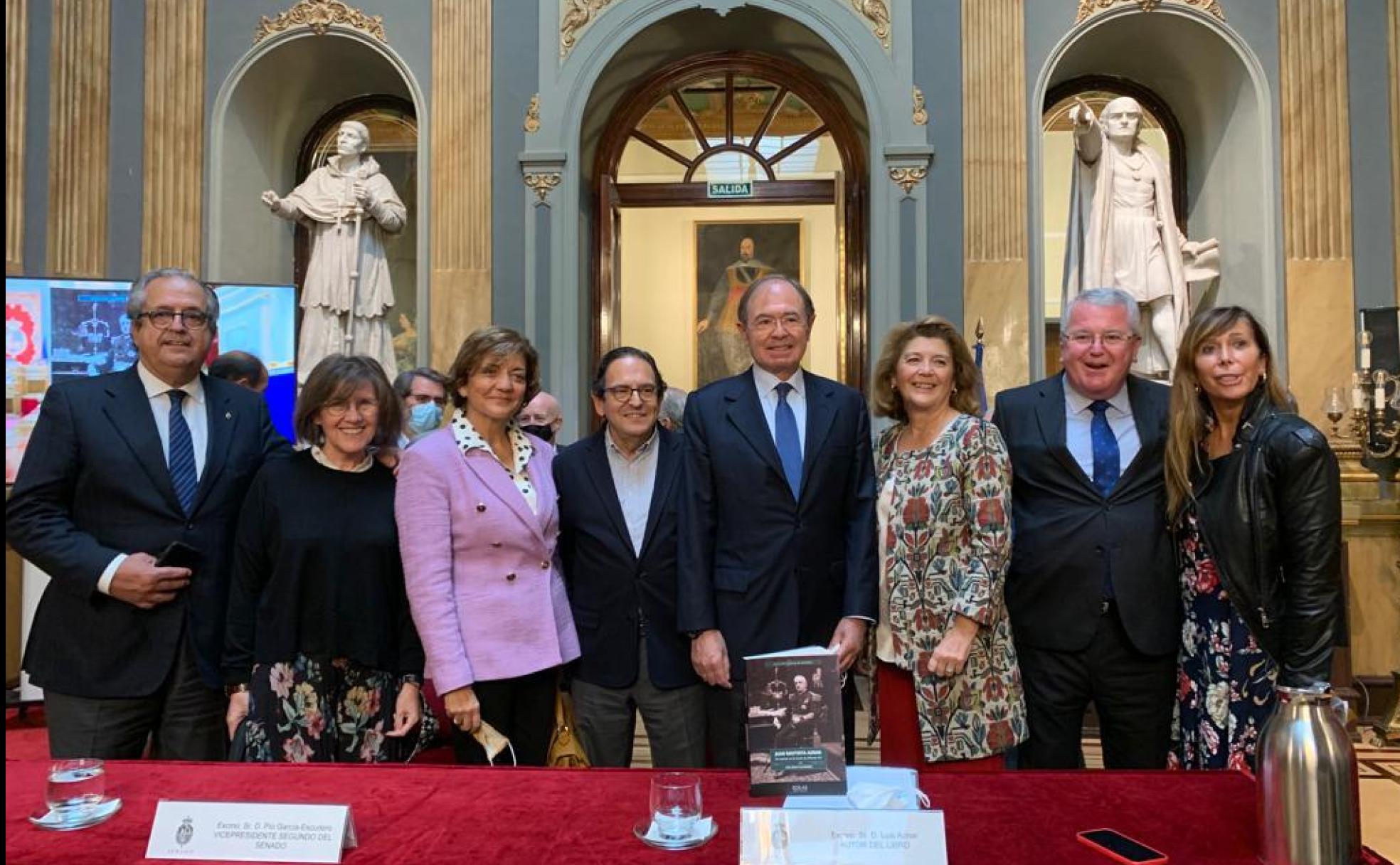 El leonés Luis Aznar presente en el Senado su nueva obra.