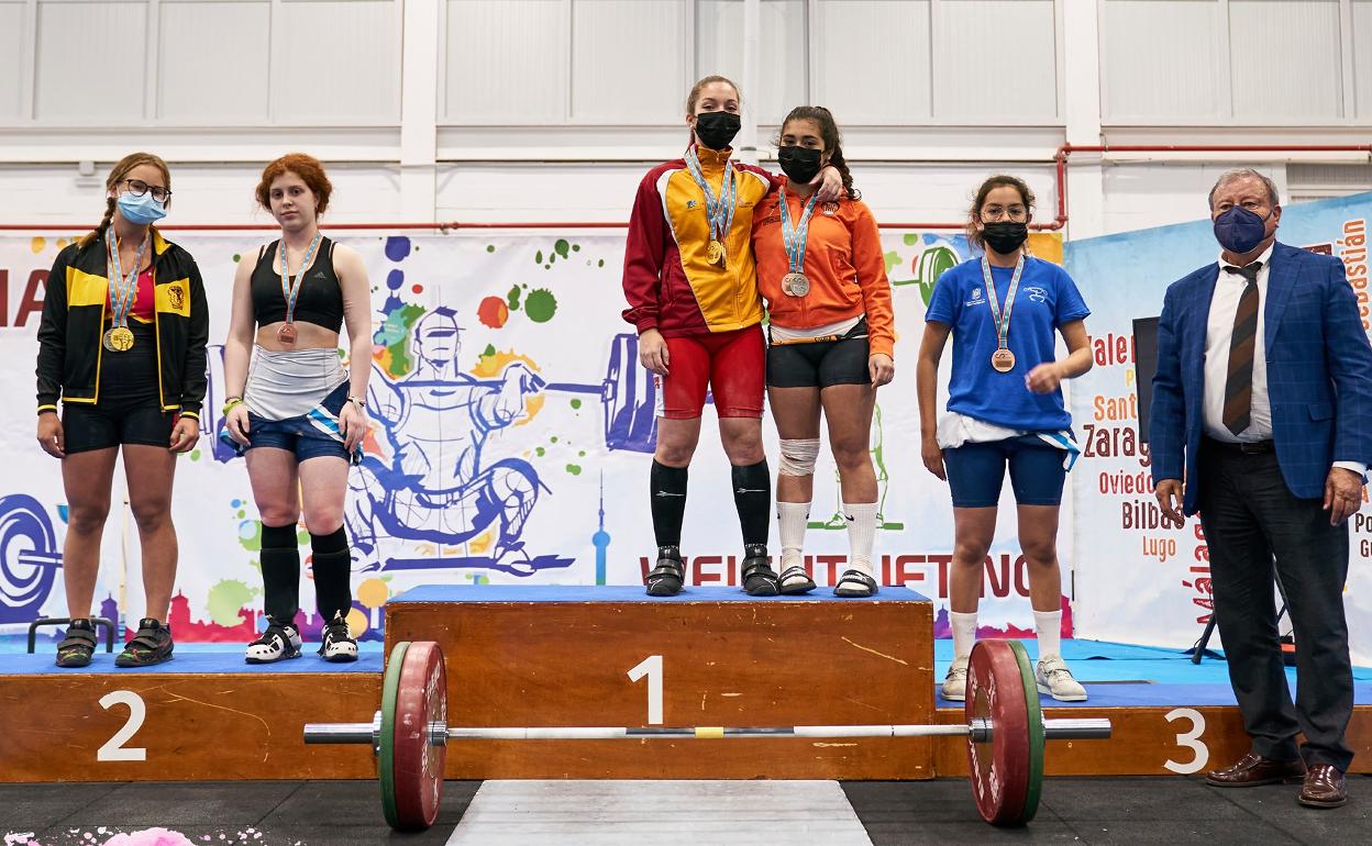 Podio de la prueba de -55 kilos en el Campeonato de España de Halterofilia de San Fernando.