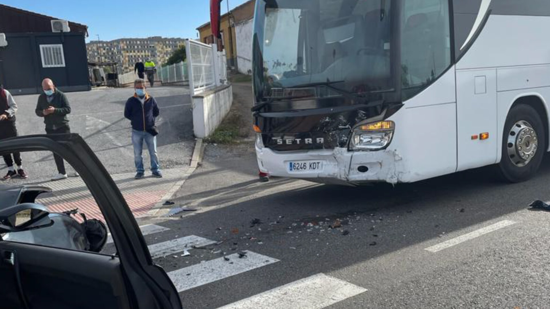 Los bomberos excarcelan a un herido en la colisión entre un coche y un autobús en Puente Castro.