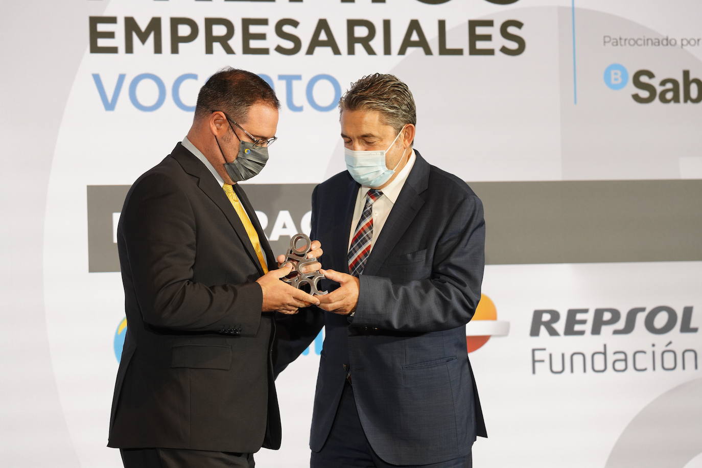 Pedro Antonio Martín Pérez, director general de Ilunion Reciclados, recoge el Premio a la Integración de mano de Óscar Campillo, director general de Comunicación y Relaciones Institucionales de Vocento.