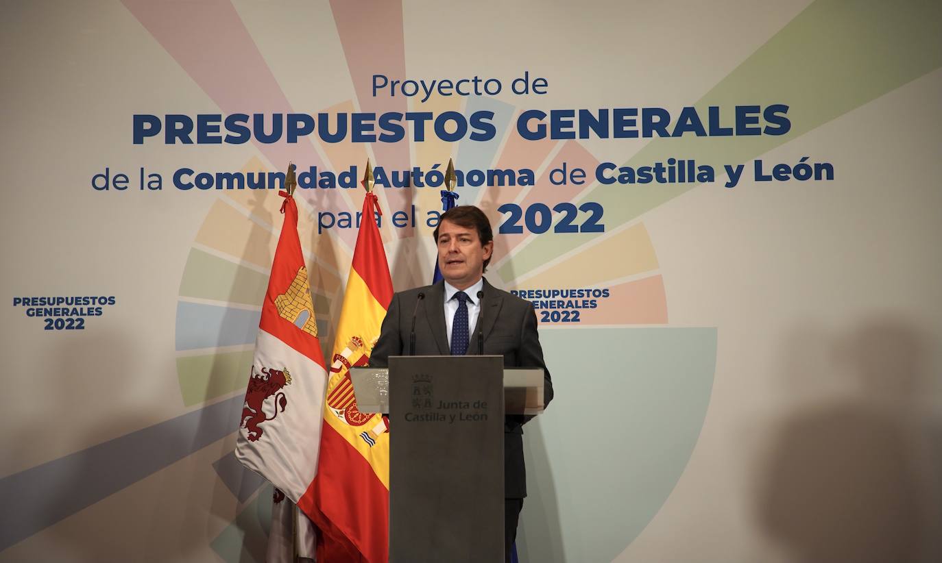 El presidente de la Junta de Castilla y León, Alfonso Fernández Mañueco, acompañado por el vicepresidente, portavoz y consejero de Transparencia, Ordenación del Territorio y Acción Exterior, Francisco Igea, y por el consejero de Economía y Hacienda, Carlos Fernández Carriedo, presenta el proyecto de Ley de Presupuestos Generales de la Comunidad para 2022.