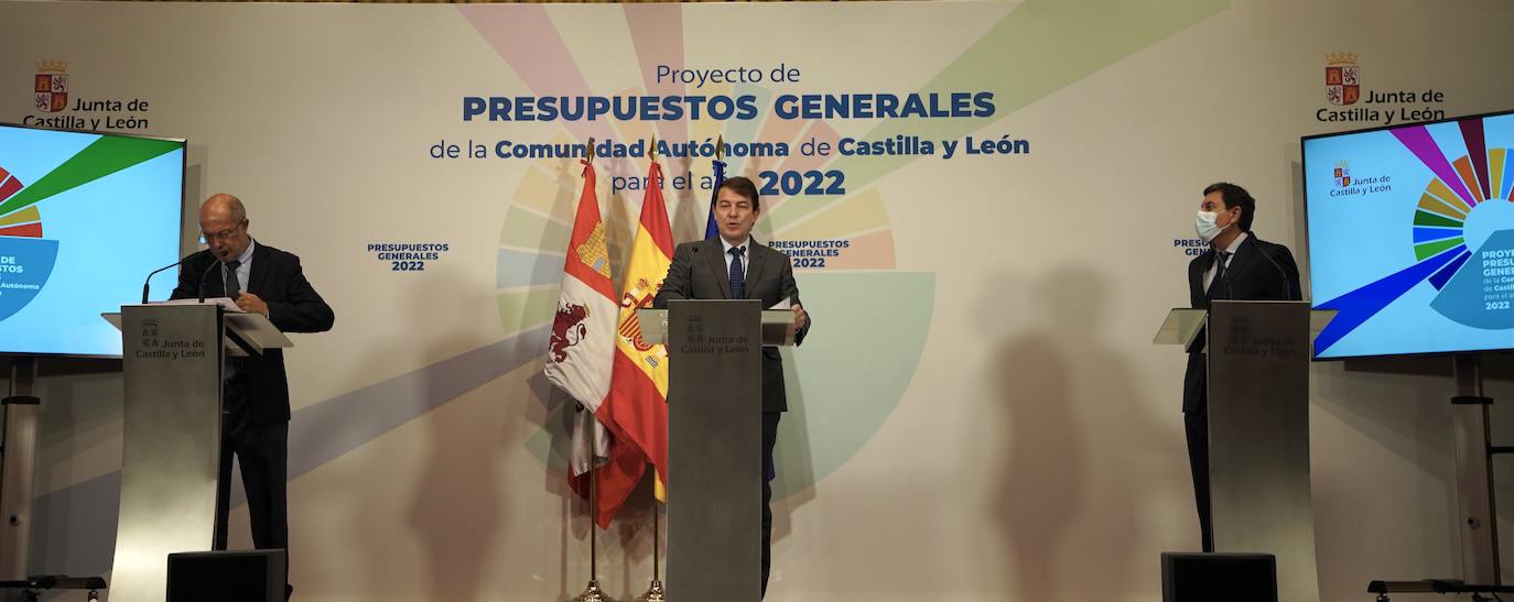 El presidente de la Junta de Castilla y León, Alfonso Fernández Mañueco, acompañado por el vicepresidente, portavoz y consejero de Transparencia, Ordenación del Territorio y Acción Exterior, Francisco Igea, y por el consejero de Economía y Hacienda, Carlos Fernández Carriedo, presenta el proyecto de Ley de Presupuestos Generales de la Comunidad para 2022.