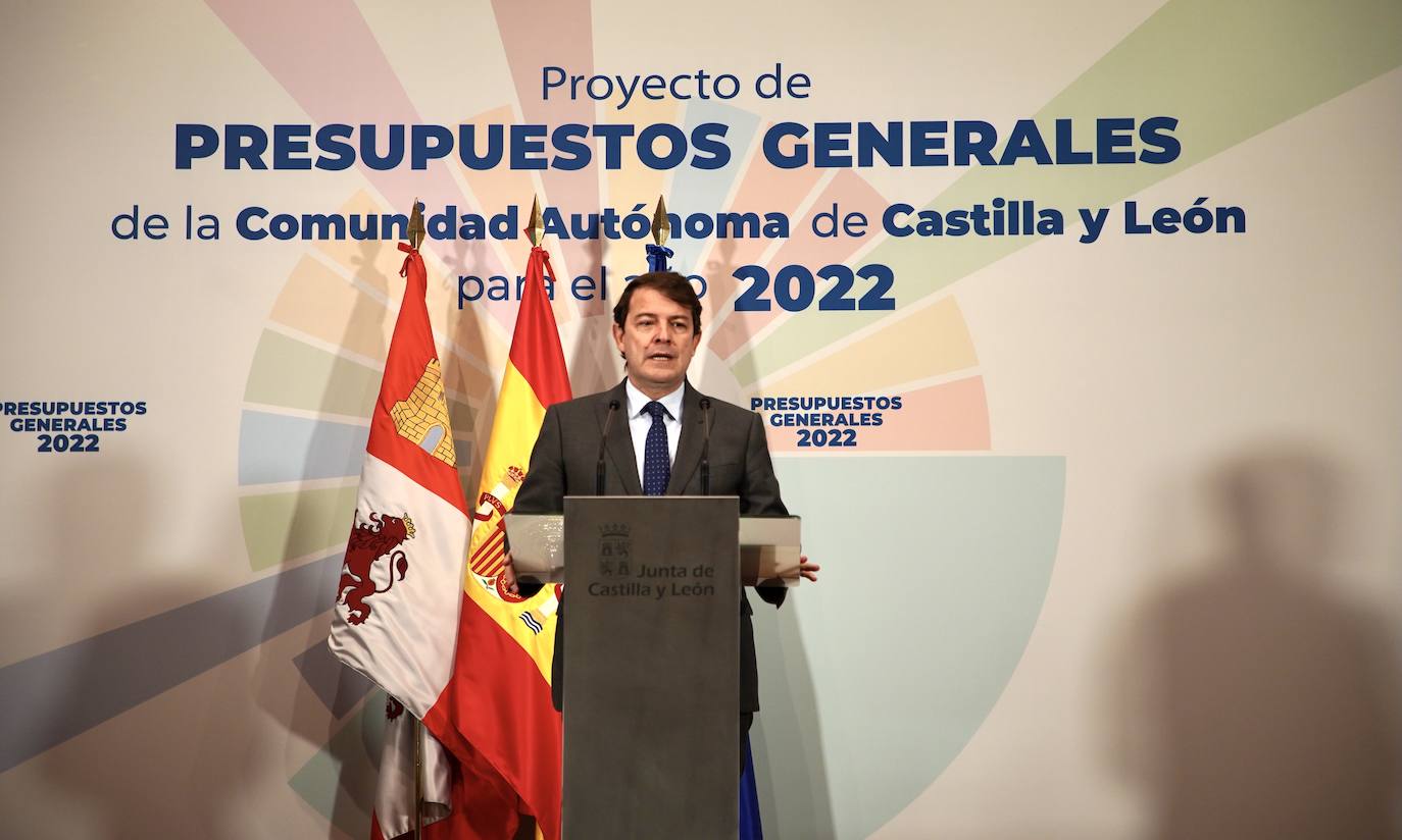 El presidente de la Junta de Castilla y León, Alfonso Fernández Mañueco, acompañado por el vicepresidente, portavoz y consejero de Transparencia, Ordenación del Territorio y Acción Exterior, Francisco Igea, y por el consejero de Economía y Hacienda, Carlos Fernández Carriedo, presenta el proyecto de Ley de Presupuestos Generales de la Comunidad para 2022.