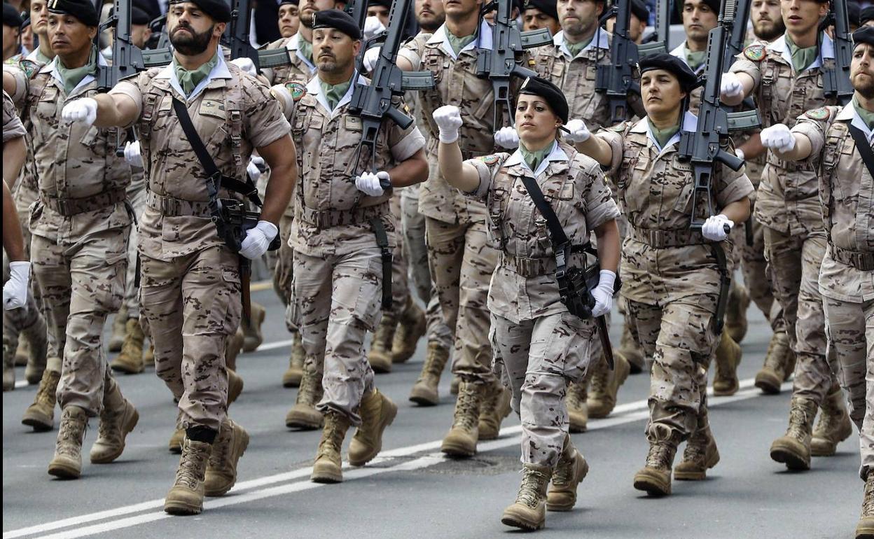 Hombres y mujeres desfilan juntos el día de las Fuerzas Armadas, en una imagen de achivo.