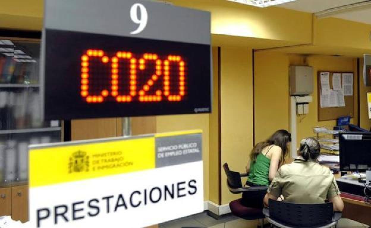 Dos personas en una de las Oficinas de Empleo en Castilla y León.