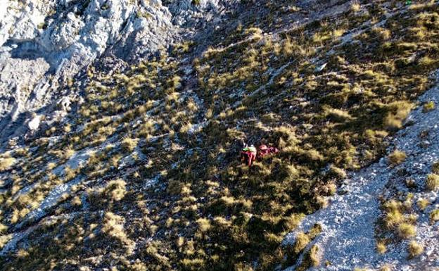 Imagen de la operación de rescate a la montañera. 