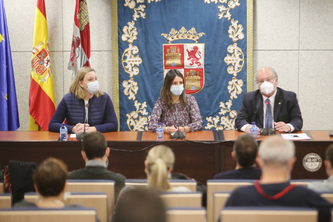 La consejera de Familia e Igualdad de Oportunidades, Isabel Blanco, inaugura la jornada Men in Care organizada por la Secretaría de Mujeres e Igualdad de CCOO Castilla y León y por la Fundación 1º de Mayo. En la imagen, junto a la secretaria de la Mujer de CCOO, Yolanda Martín, y al presidente del CES, Enrique Cabero.