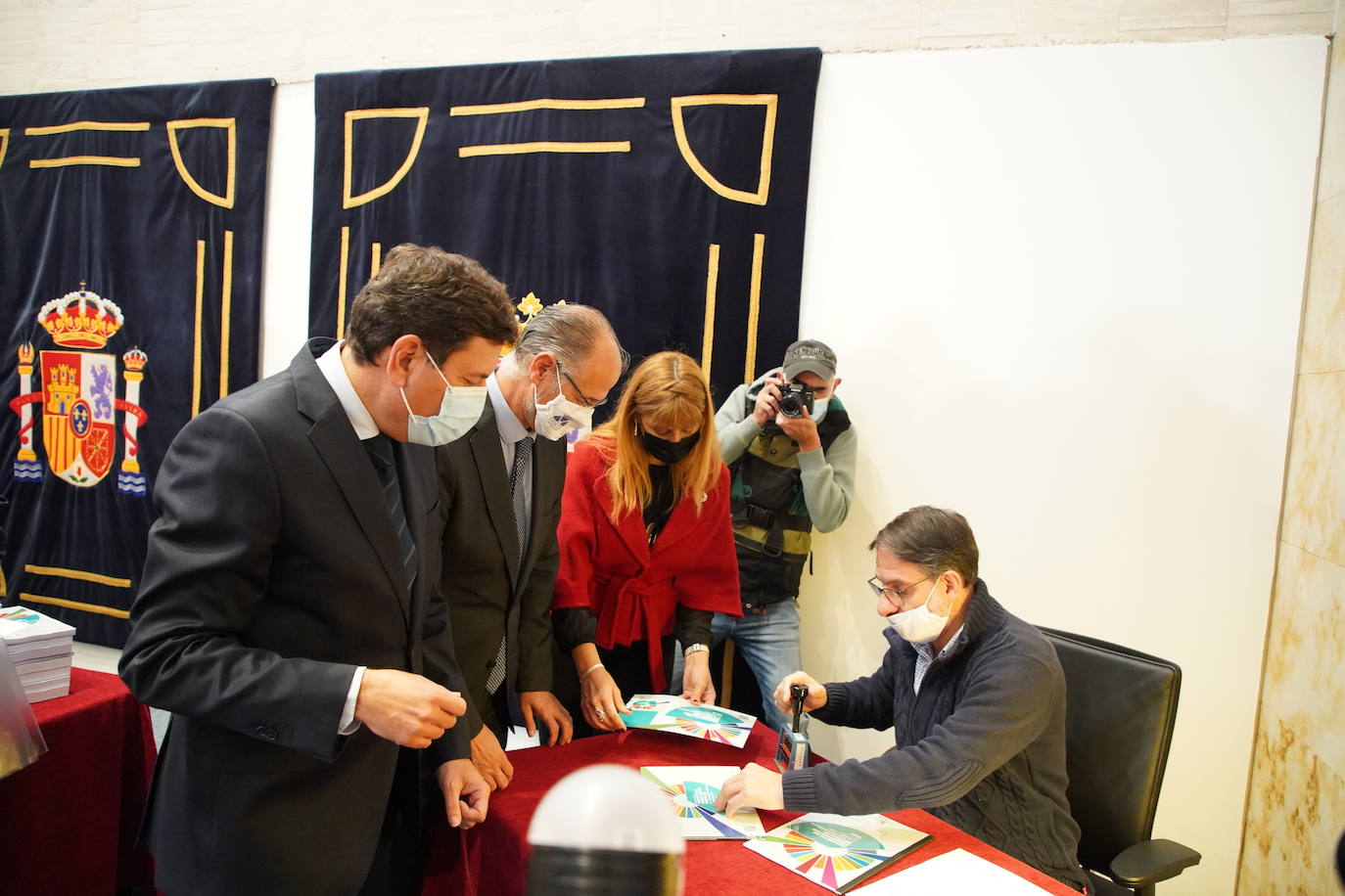 El presidente de las Cortes, Luis Fuentes, recibe el proyecto de ley de Presupuestos Generales de la Comunidad de Castilla y León para 2022 de manos del consejero de Economía y Hacienda, Carlos Fernández Carriedo.