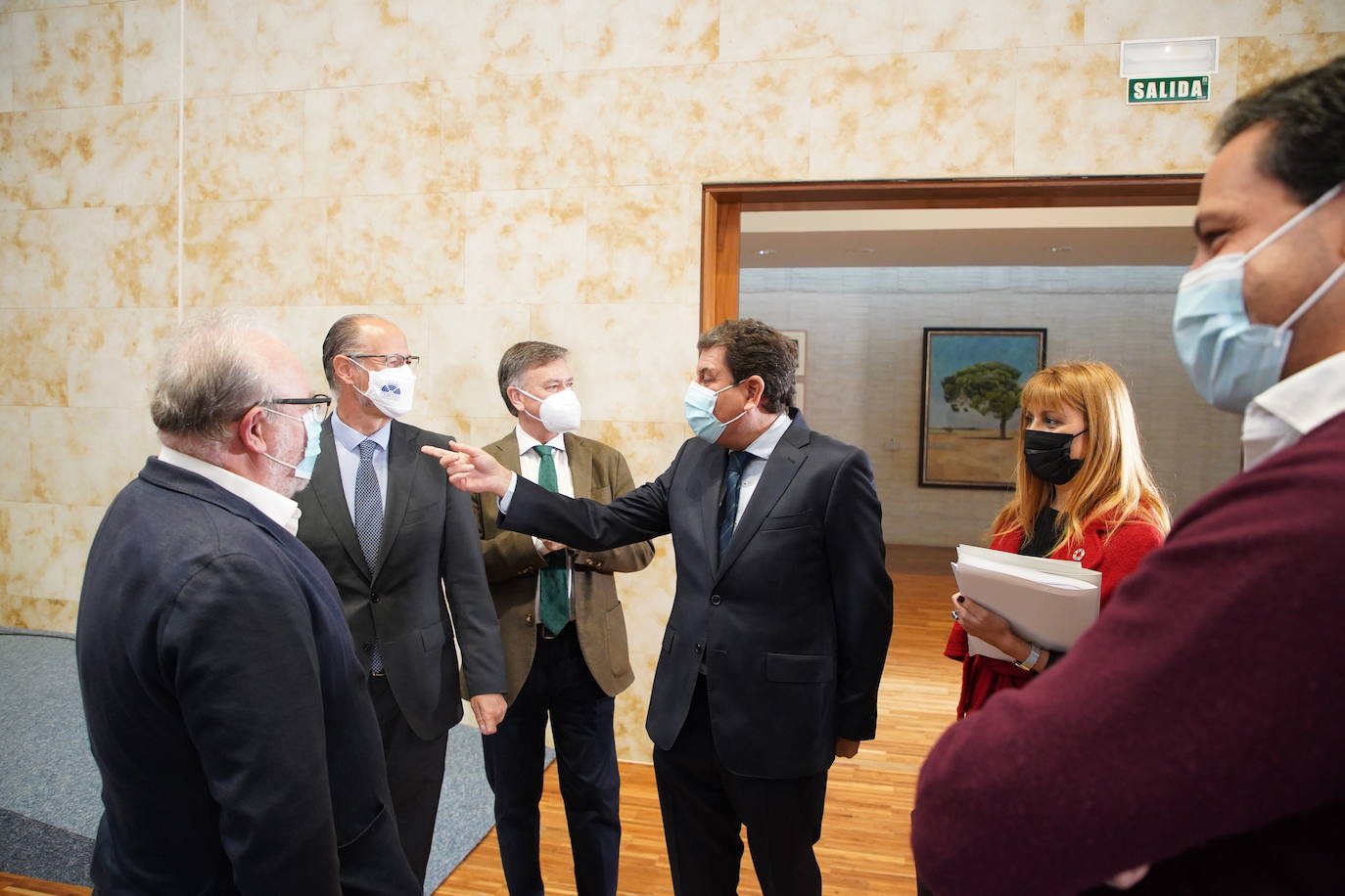 El presidente de las Cortes, Luis Fuentes, recibe el proyecto de ley de Presupuestos Generales de la Comunidad de Castilla y León para 2022 de manos del consejero de Economía y Hacienda, Carlos Fernández Carriedo.