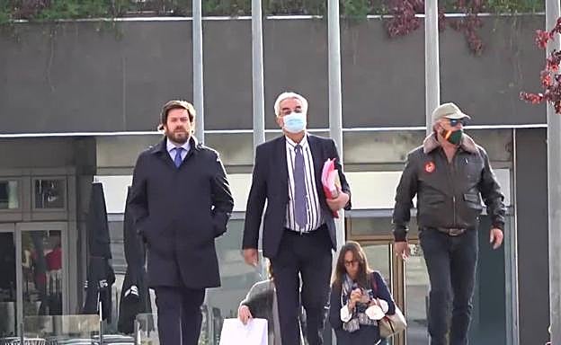 Rocío Carrasco entrega los papeles de su madre al juzgado.