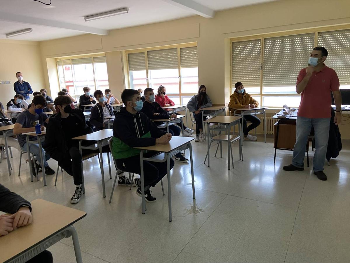 Los alumnos del Leonés asisten al ciclo de conferencias organizado por el Ministerio de Ciencia 