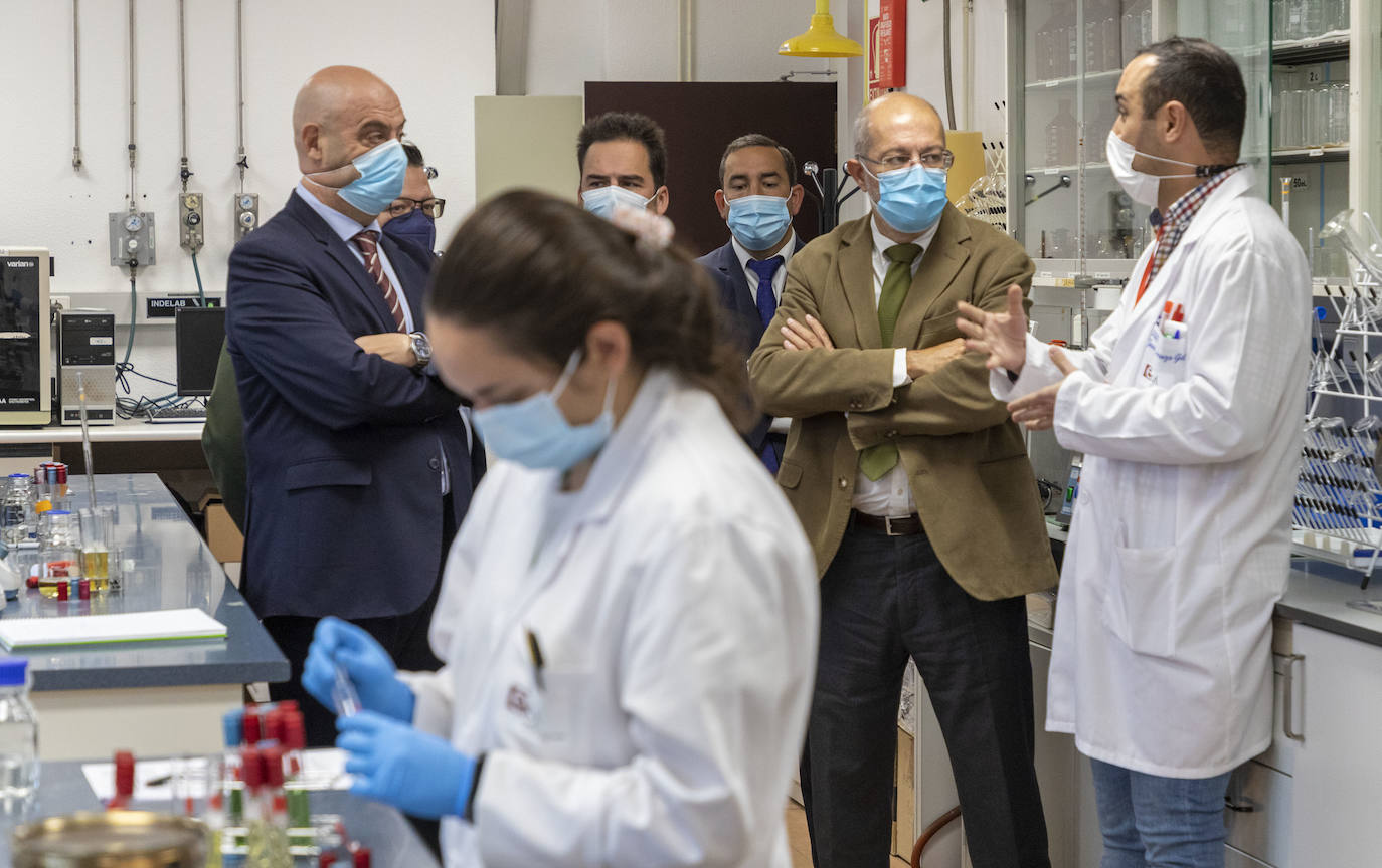 El vicepresidente, portavoz y consejero de Transparencia, Ordenación del Territorio y Acción Exterior, Francisco Igea, visita el centro de Referencia Nacional de Formación Profesional Ocupacional. En la imagen, junto al subdelegado de la JCyl en Salamanca, Eloy Ruiz.