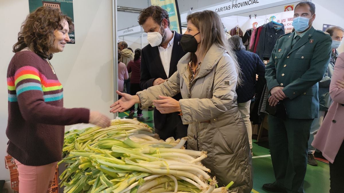 Mas de 70 stands de productos se han dado cita en la 48 edición de la Feria de San Simón en Sahagún.