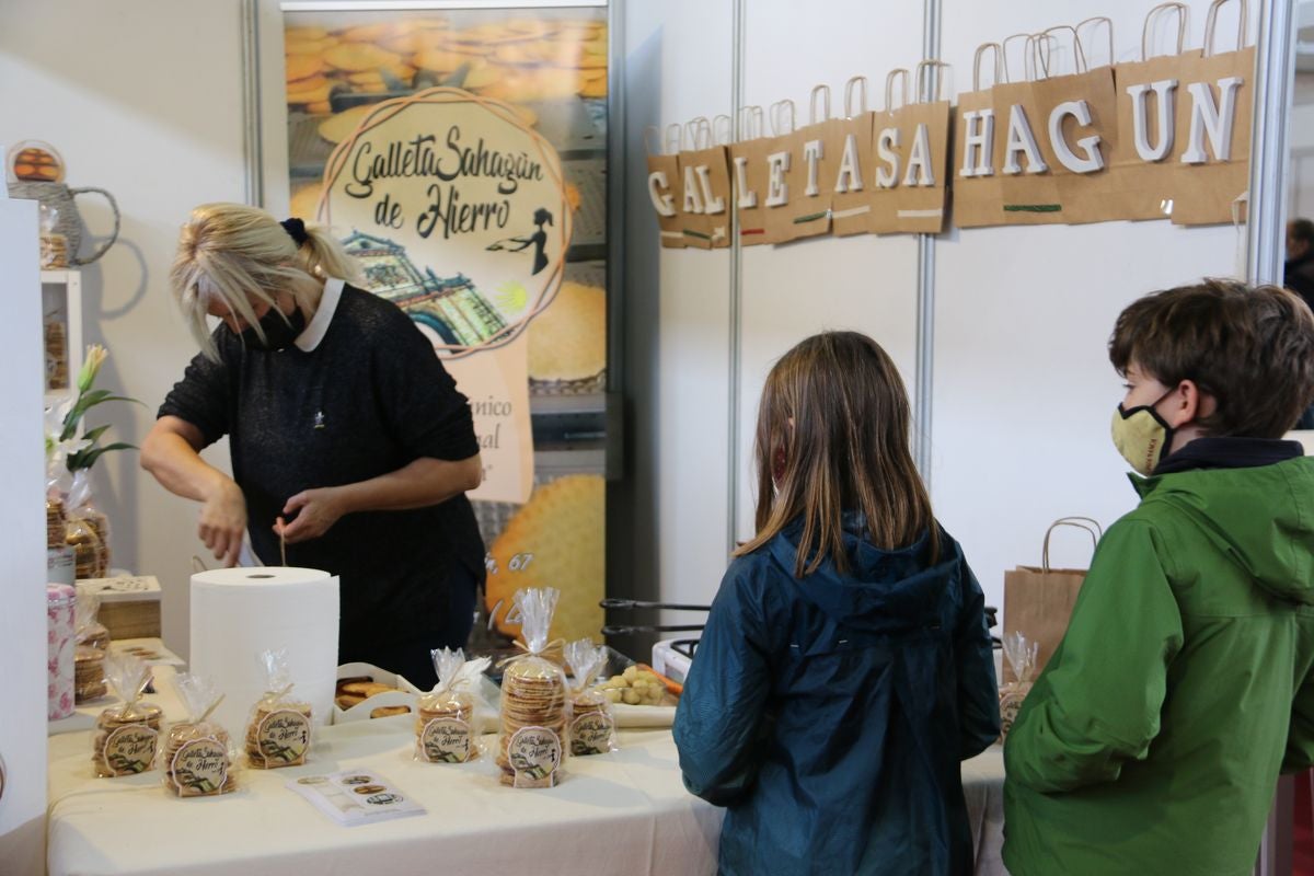 Mas de 70 stands de productos se han dado cita en la 48 edición de la Feria de San Simón en Sahagún.