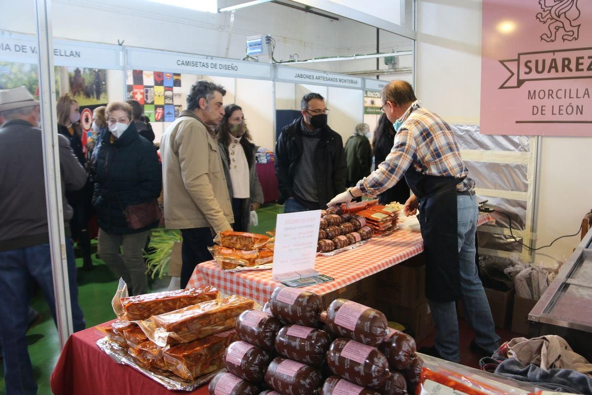 Mas de 70 stands de productos se han dado cita en la 48 edición de la Feria de San Simón en Sahagún.