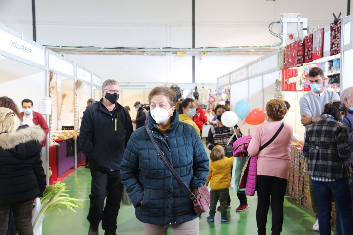 Mas de 70 stands de productos se han dado cita en la 48 edición de la Feria de San Simón en Sahagún.