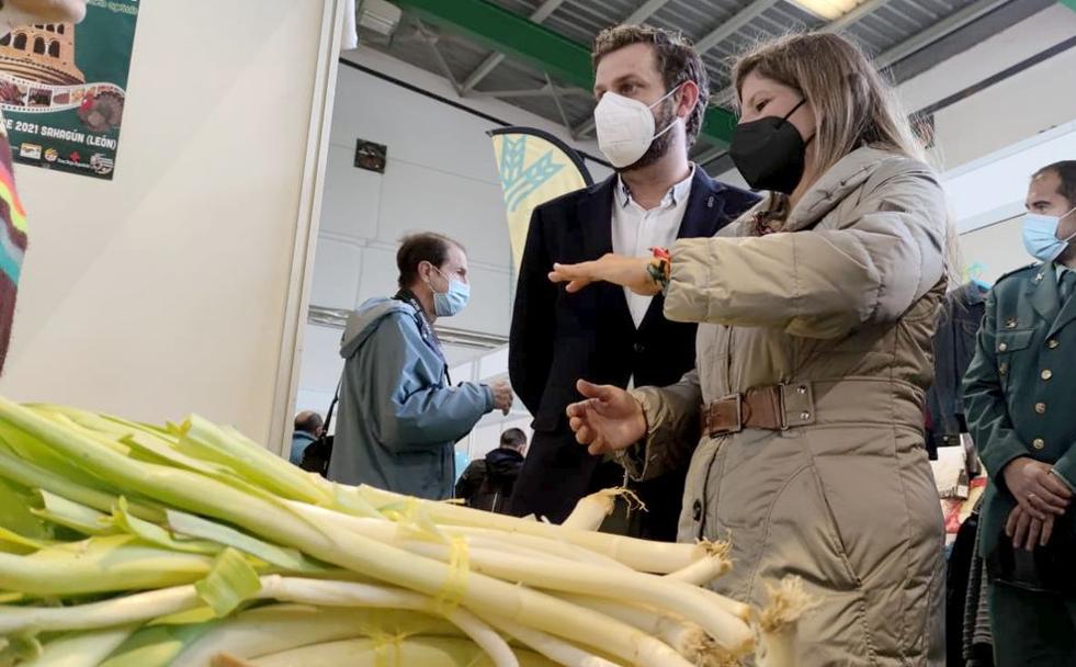 Javier Santiago Vélez y Paula Conde recorren los puestos de la 48 Feria de San Simón este sábado. 