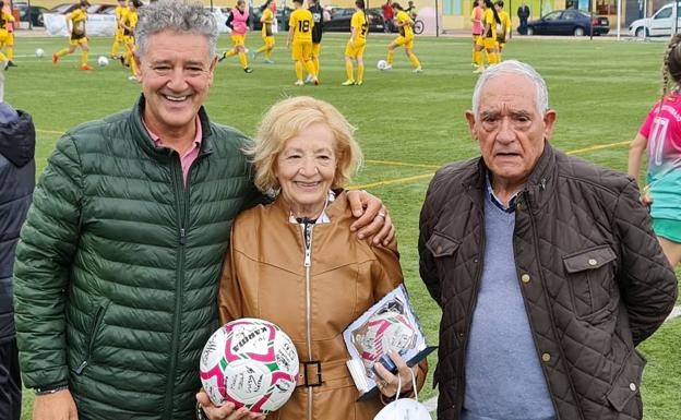 Galería. Presen, junto a Rafa Guerrero y Lan Guerrero, a la conclusión de su homenaje este domingo. 