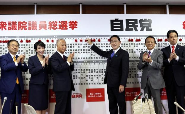 El primer ministro de Japón y líder del gobernante Partido Liberal Democrático, Fumio Kishida, posa con miembros clave del partido.