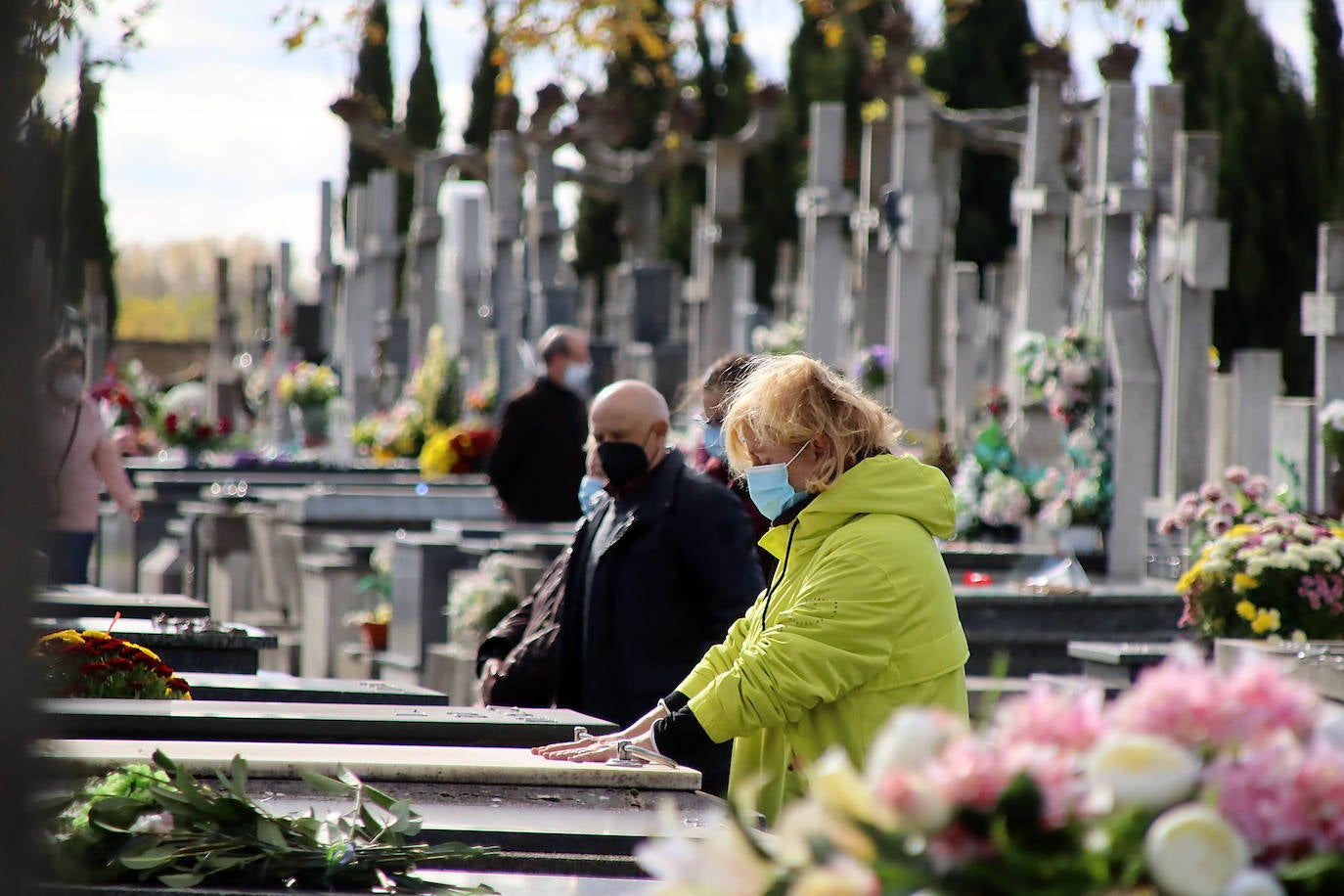 Día de Todos los Santos en el cementerio municipal de León.