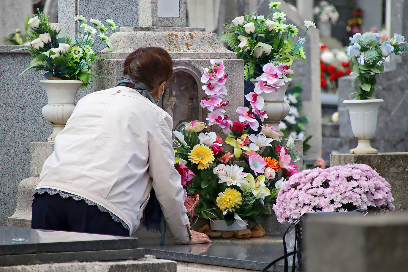 Día de Todos los Santos en el cementerio municipal de León.