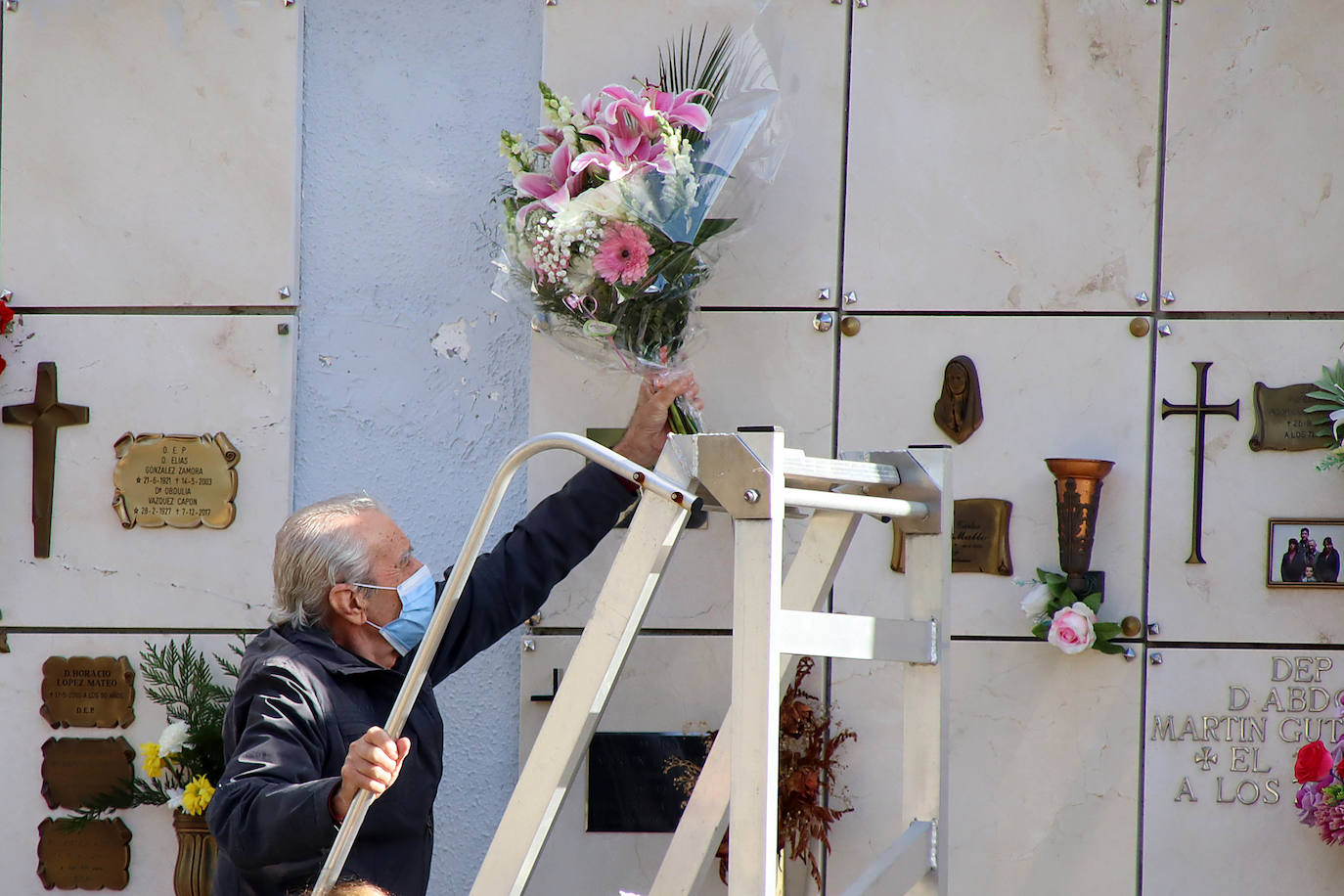 Día de Todos los Santos en el cementerio municipal de León.