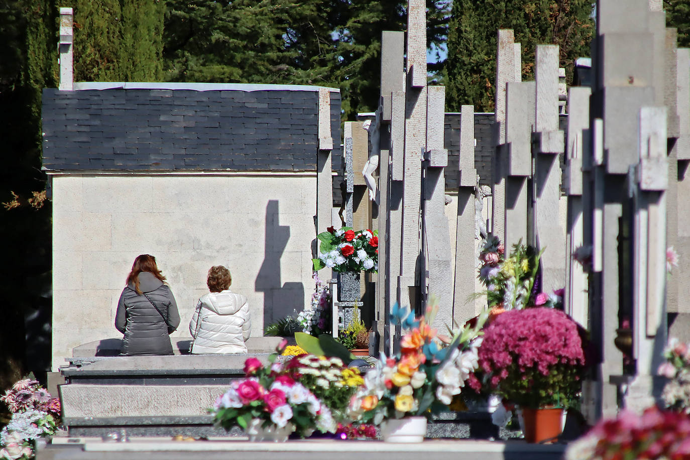 Día de Todos los Santos en el cementerio municipal de León.