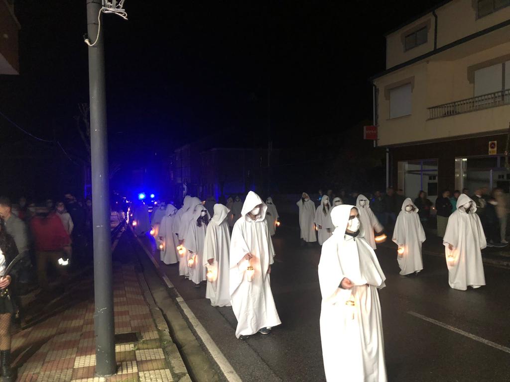 La 'comitiva de difuntos' completó este domingo el recorrido entre el Ayuntamiento de Fabero y el Pozo Julia en una tradición recuperada en la localidad berciana.