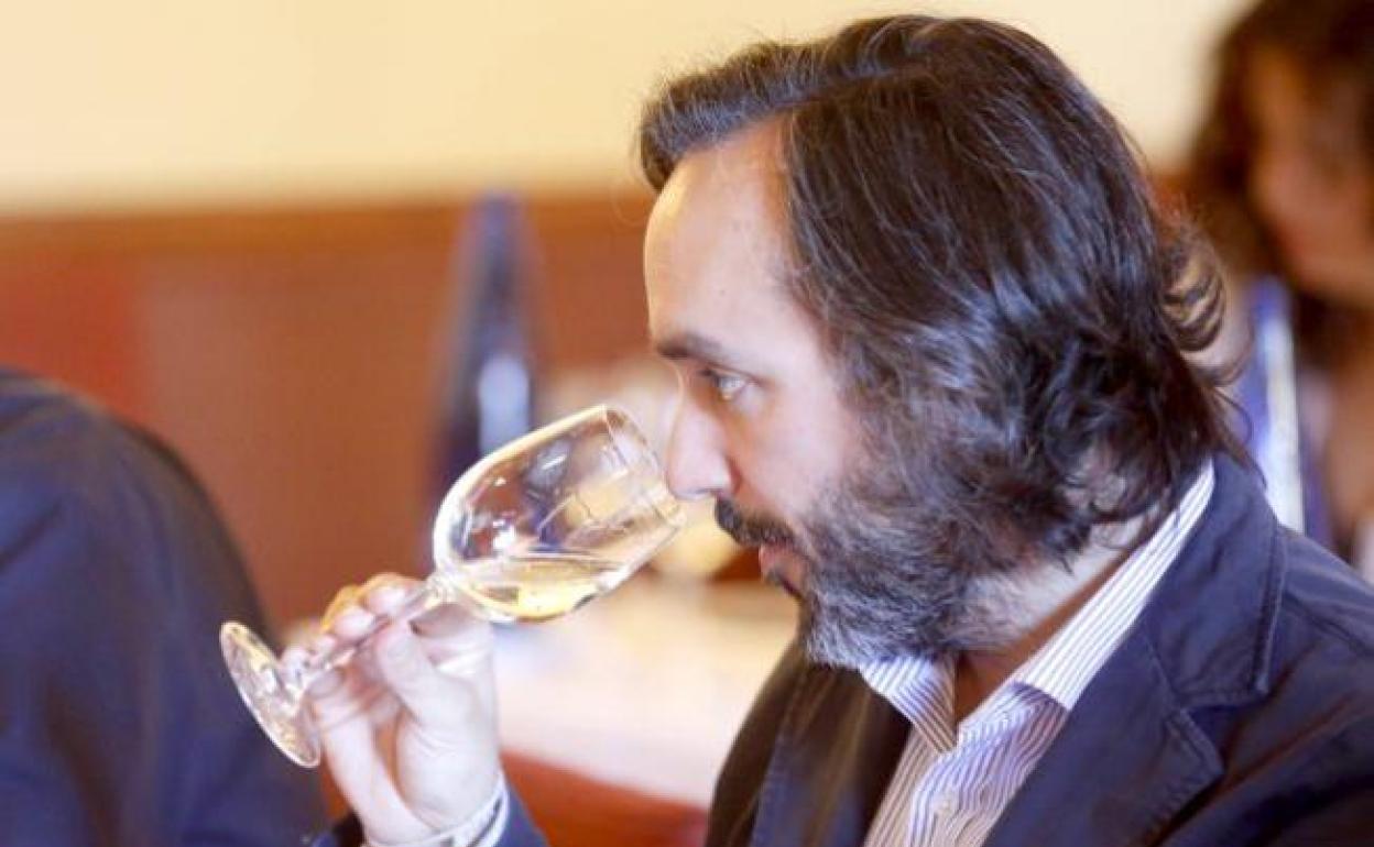 Imagne de archivo de un sumiller en una cata de vinos. 