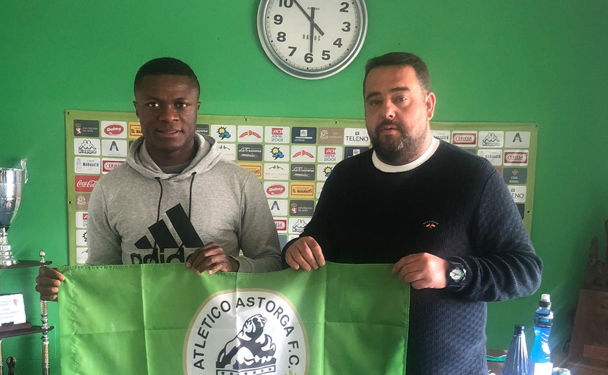 Sunny Omoregie posa con la bandera del Atlético Astorga.