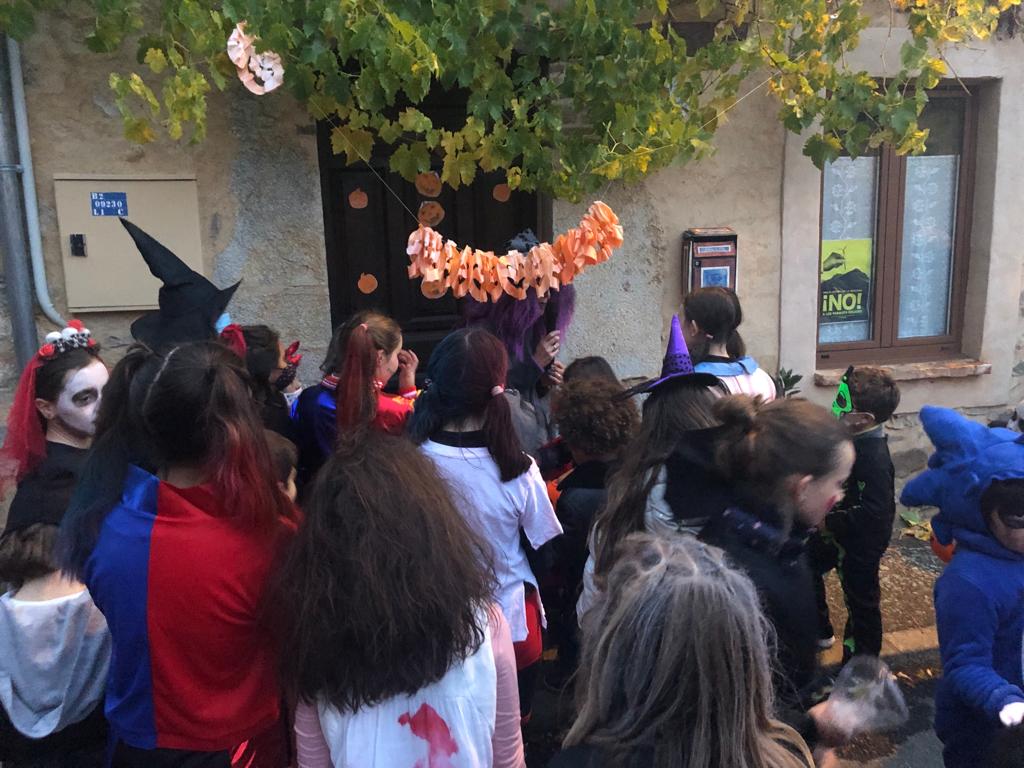 La localidad leonesa celebra la 'terrorífica' fiesta de Halloween con los más pequeños como grandes protagonistas. 