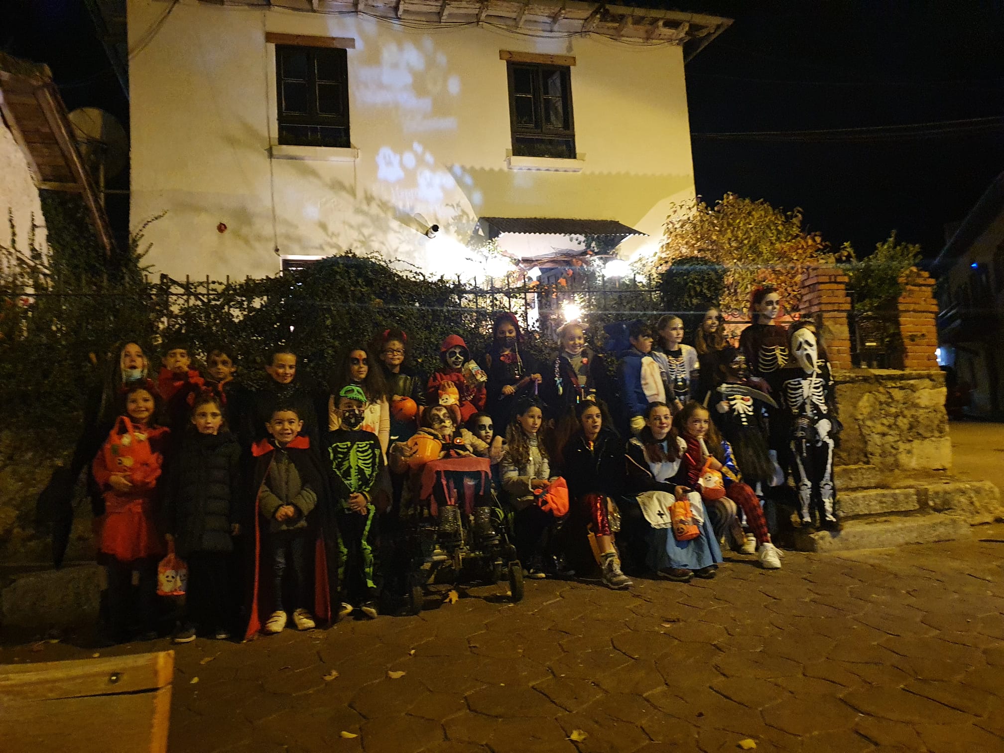 La localidad leonesa celebra la 'terrorífica' fiesta de Halloween con los más pequeños como grandes protagonistas. 