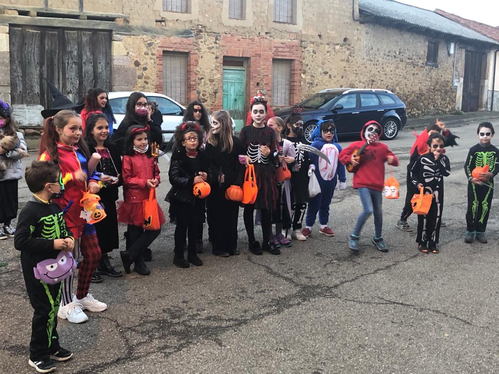 La localidad leonesa celebra la 'terrorífica' fiesta de Halloween con los más pequeños como grandes protagonistas. 