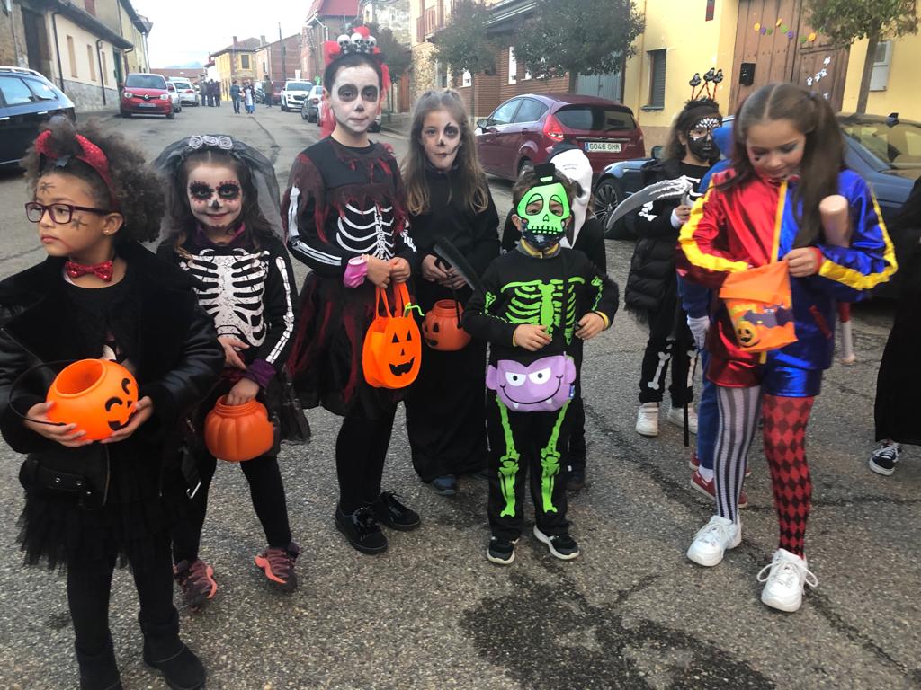 La localidad leonesa celebra la 'terrorífica' fiesta de Halloween con los más pequeños como grandes protagonistas. 