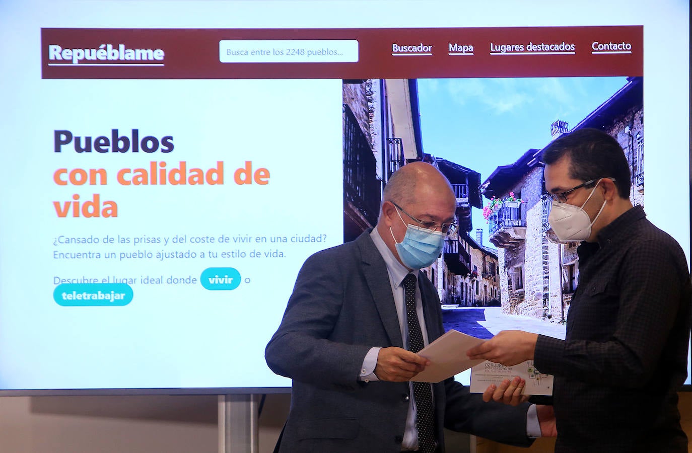 El vicepresidente, portavoz y consejero de Transparencia, Ordenación del Territorio y Acción Exterior de la Junta, Francisco Igea, hace entrega de los premios del V Concurso de Datos Abiertos.