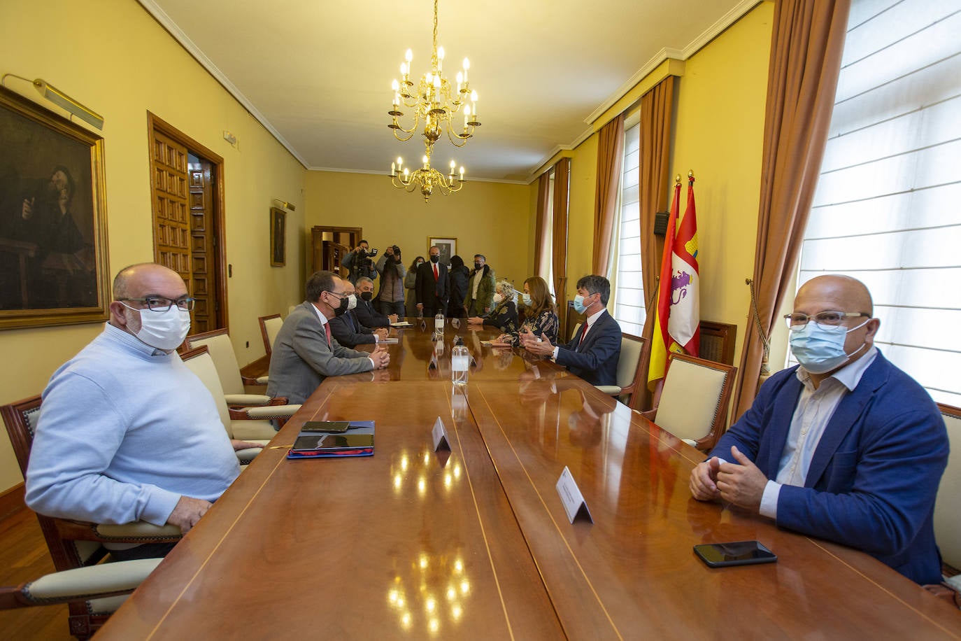 La delegada del Gobierno en Castilla y León, Virginia Barcones, preside la primera Comisión de Asistencia a la delegada que se celebra desde su toma de posesión. Sirve también como acto de despedida al subdelegado del Gobierno en Ávila, Arturo Barral. En el encuentro participan todos los subdelegados para abordar, entre otros temas, el efecto del Plan ÚNICO-Banda Ancha en la Comunidad.