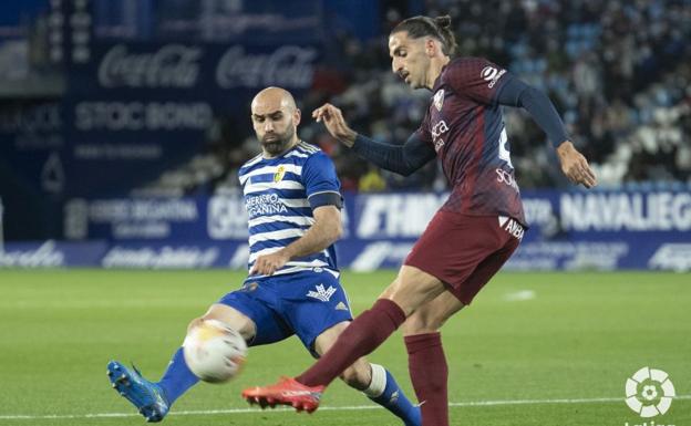 Galería. Marc Mateu y Paris disputan un balón.