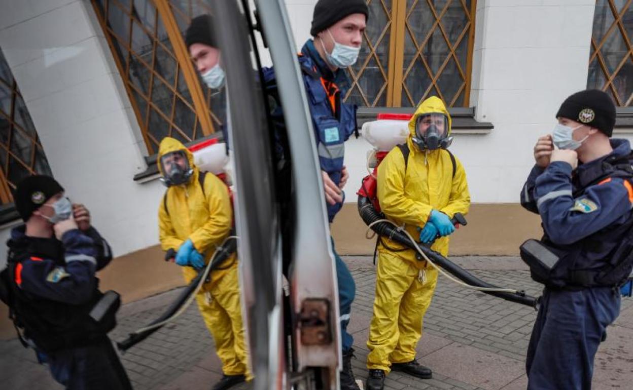Servicios de emergencia en una calle de Moscú. 