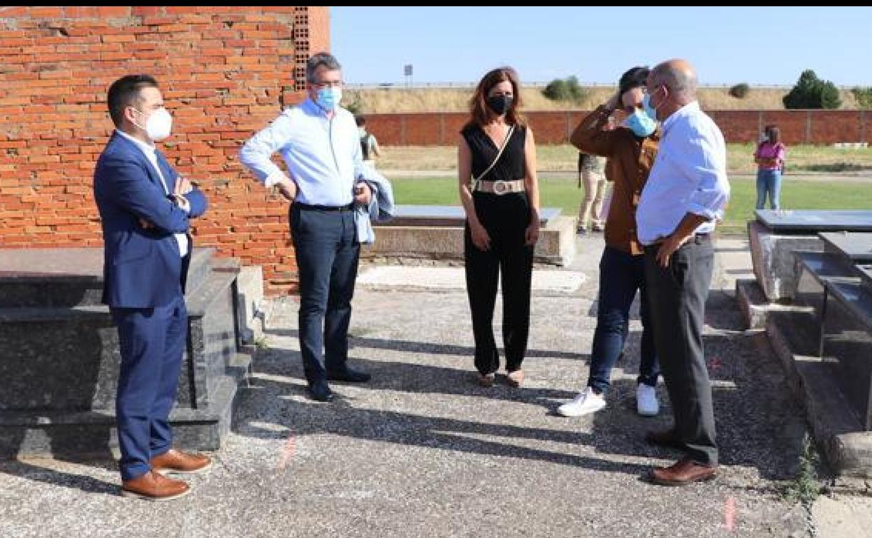 Francisco Igea en una visita al cementerio de Villadangos del Páramo.