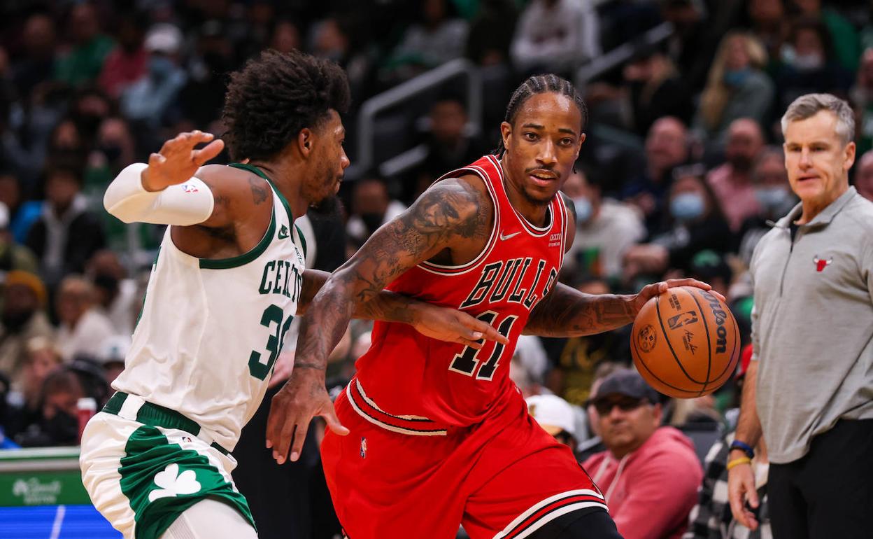 El alero de los Chicago Bulls DeMar DeRozan y el escolta de los Boston Celtics, Marcus Smart.