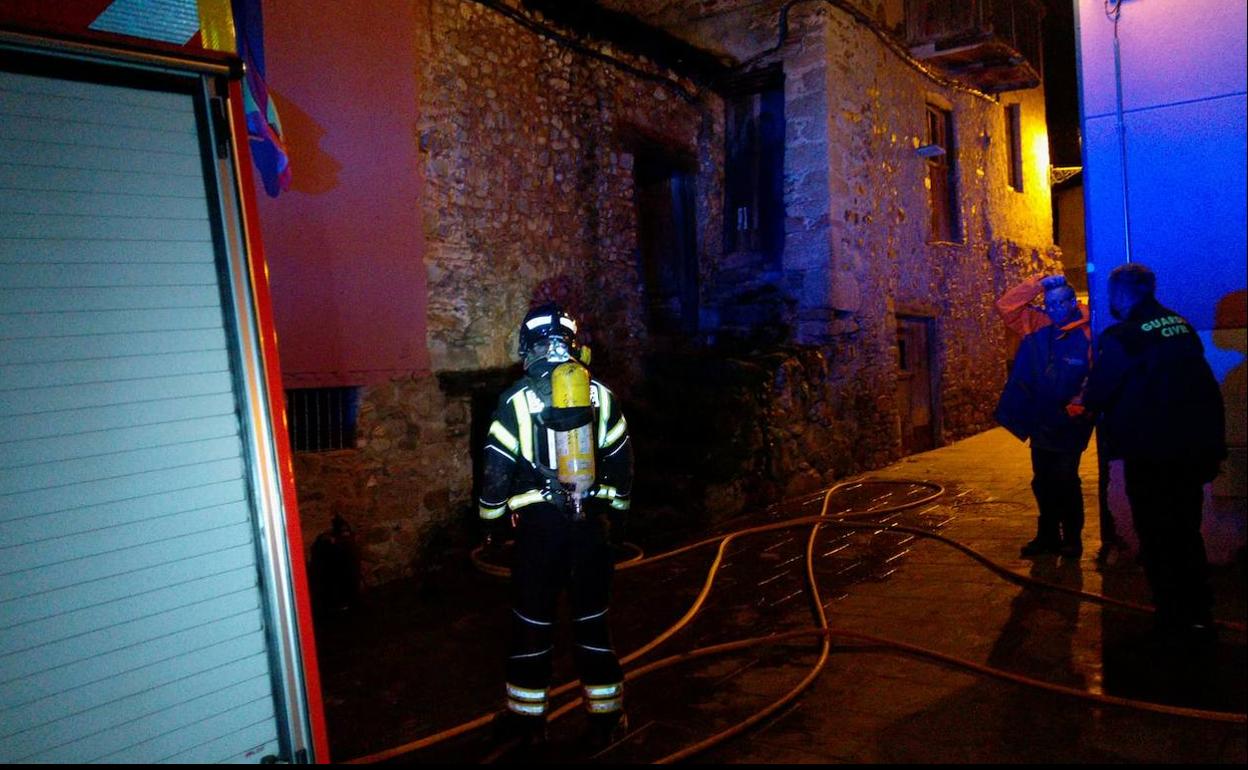 Los Bomberos de Ponferrada sofocan el fuego originado en una vivienda en Molinaseca.