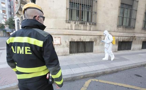 Un miembro de la UME supervisa las labores de desinfección en León durante el confinamiento.