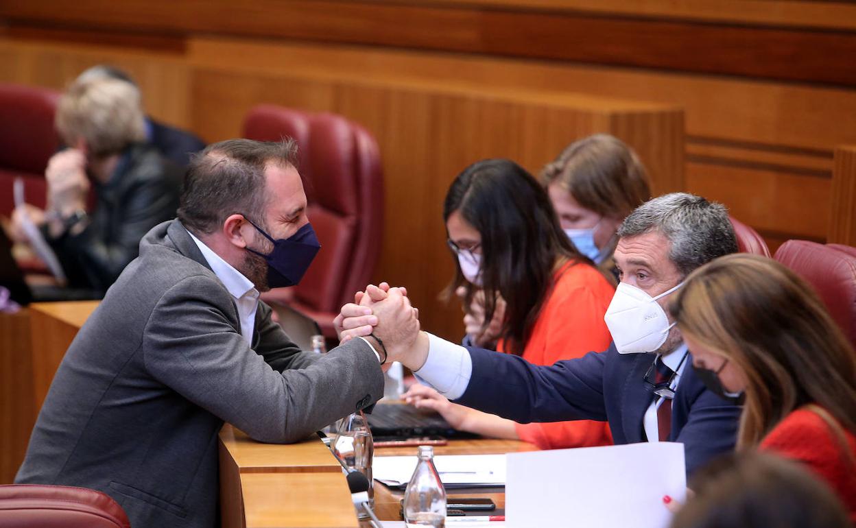 Dos procuradores se saludan durante el pleno de las Cortes celebrado este miércoles.