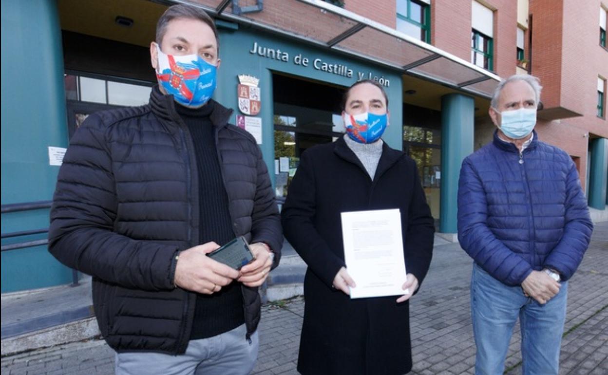 El secretario general de Coalición por el Bierzo (CB), Iván Alonso (I), junto al secretario de Organización, Raúl Rodríguez Canca (C), y el presidente del partido, José Álvarez (D), valoran los presupuestos autonómicos en la sede de la Junta en Ponferrada.