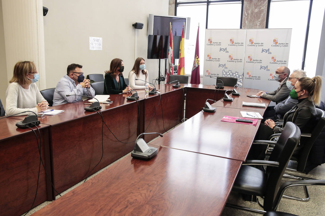 Fotos: Ana Carlota Amigo se reúne con el Comité de Empresa de Júpiter Bach en León y con responsables de Latem Aluminium y Unimacts