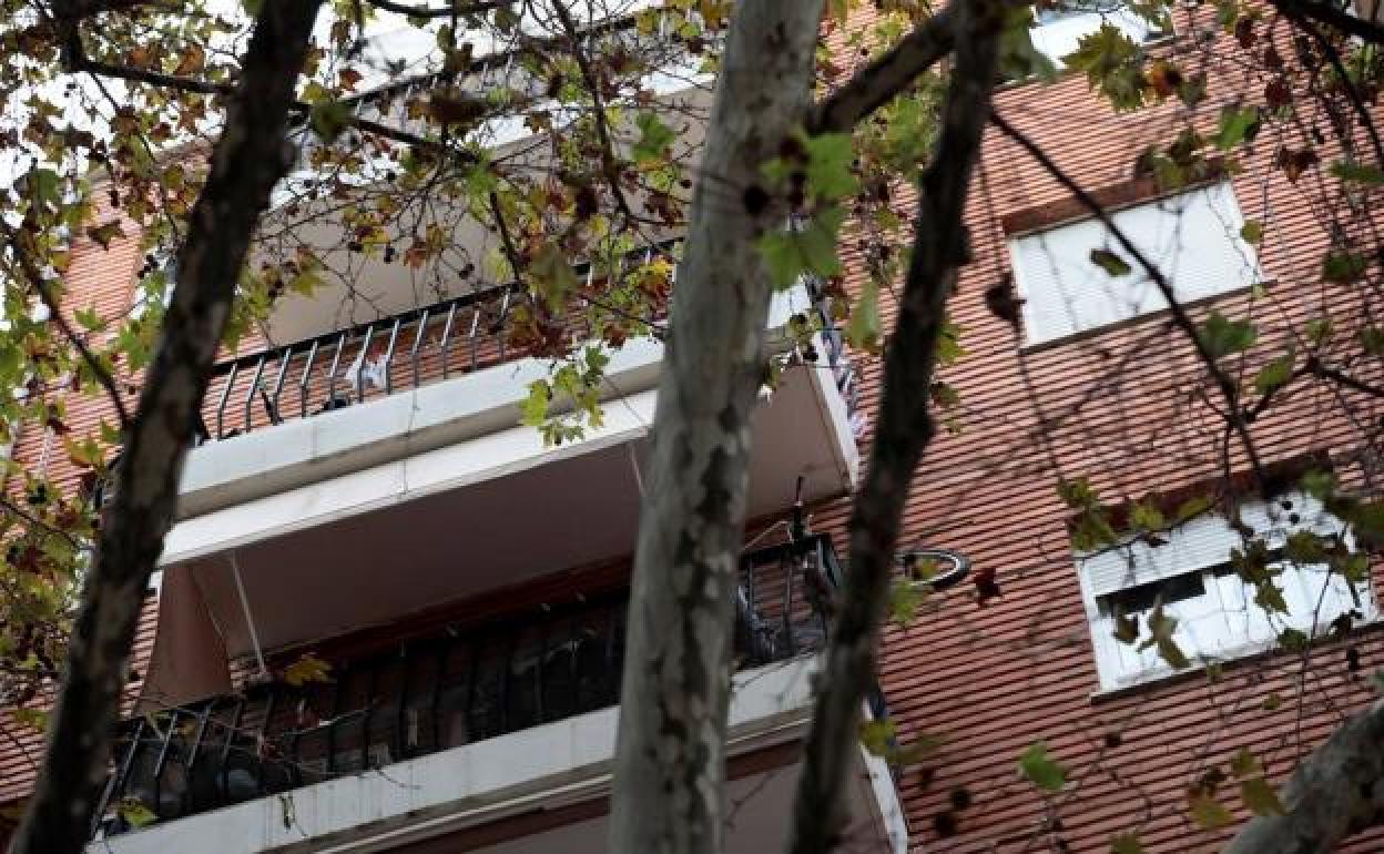 Vista general del edificio de la calle Lladró y Malli desde donde se precipitó el hombre.