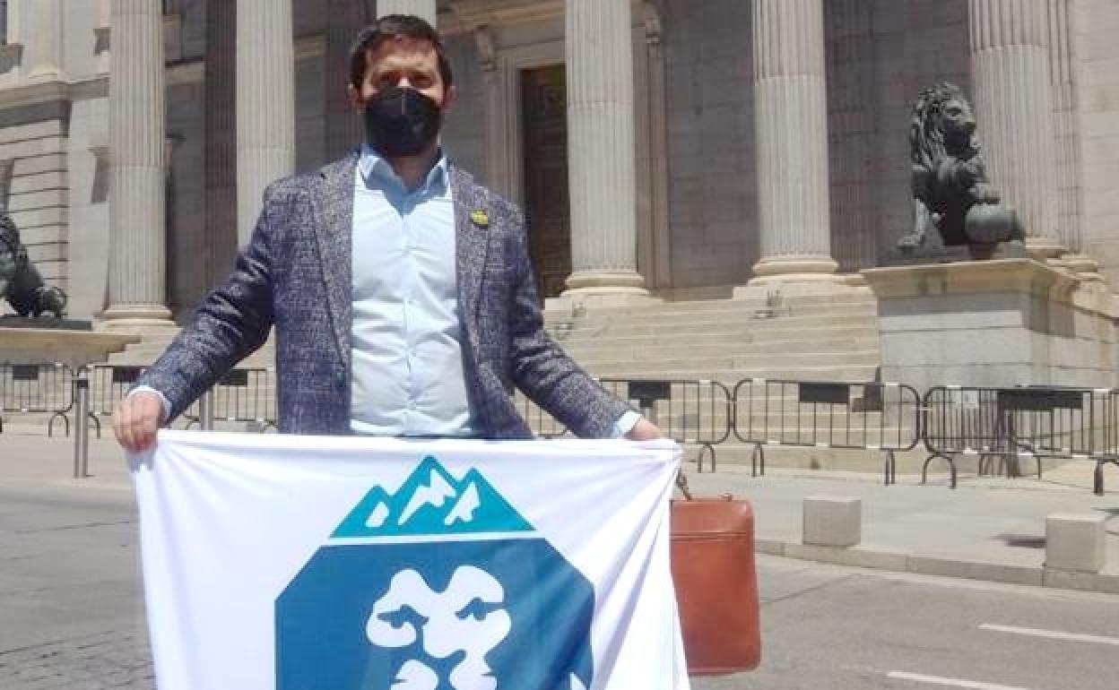 Sergio Díez, representante de la plataforma, frente al Congreso. 