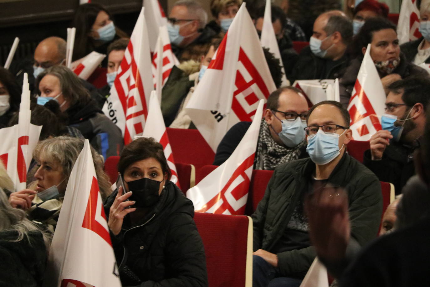 Asamblea de CCOO que reúne en la ciudad de León a más de 300 delegados de la provincia. En la imagen, los secretarios provincial y autonómico del sindicato, Xosepe Vega y Vicente Andrés.