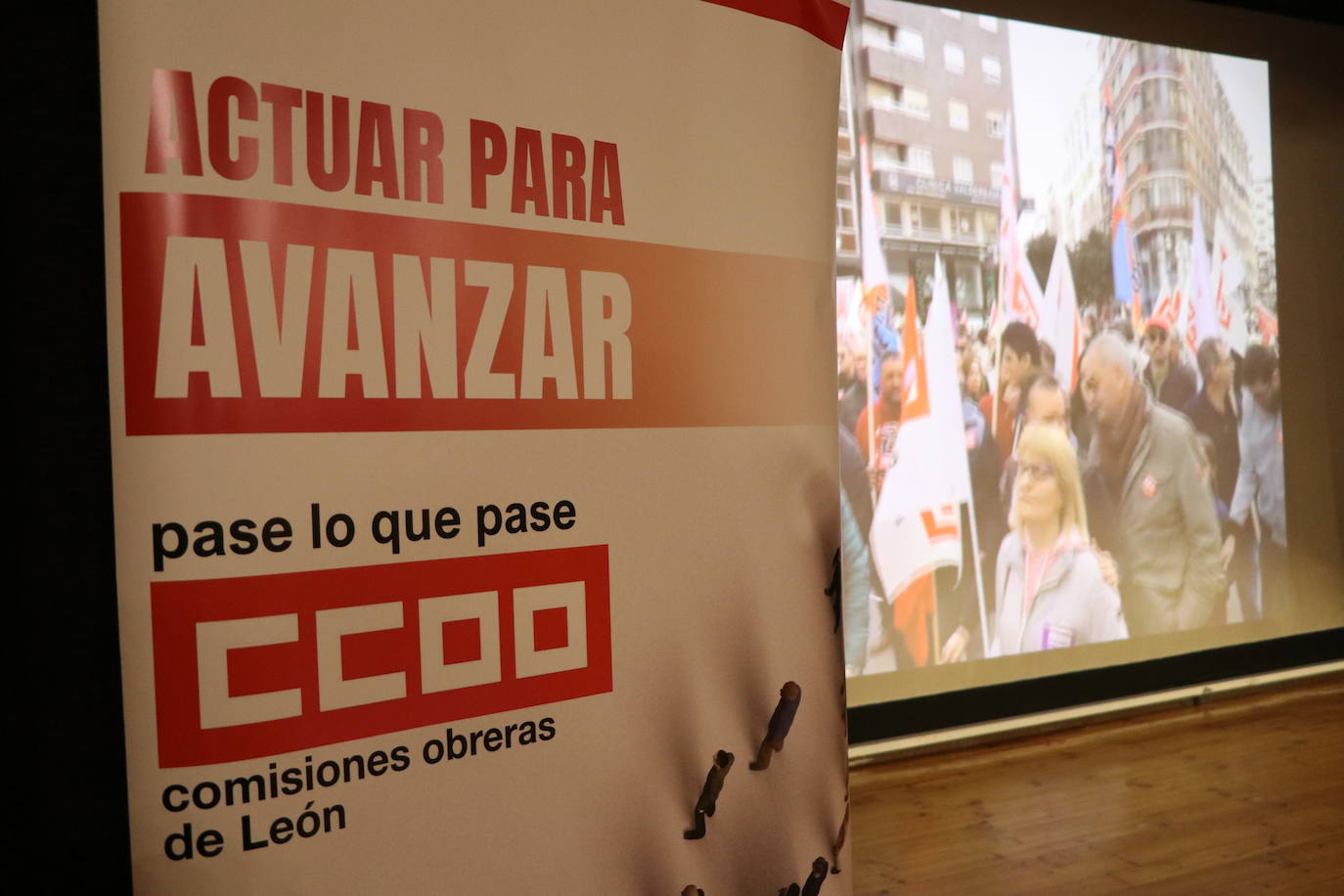 Asamblea de CCOO que reúne en la ciudad de León a más de 300 delegados de la provincia. En la imagen, los secretarios provincial y autonómico del sindicato, Xosepe Vega y Vicente Andrés.